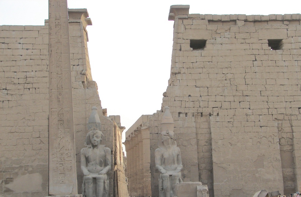 2008/03(March)/AroundTheWorld/Egypt/Luxor/1024x768_Oblesik at Luxor front entry the French stole the mate to it in Paris now.jpg